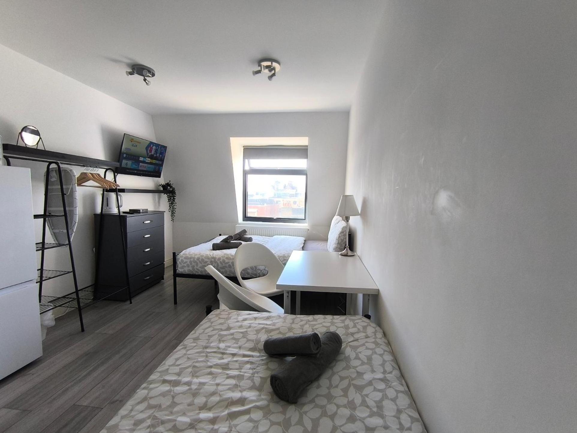 Full Equiped Rooms, Tooting Broadway Station Homestay *